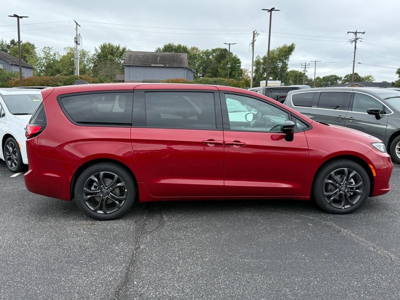 Chrysler Pacifica Vehicle Image 02