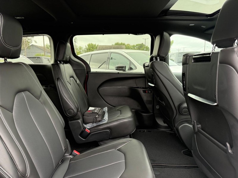 Chrysler Pacifica Vehicle Image 04