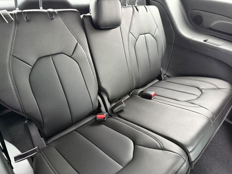 Chrysler Pacifica Vehicle Image 05