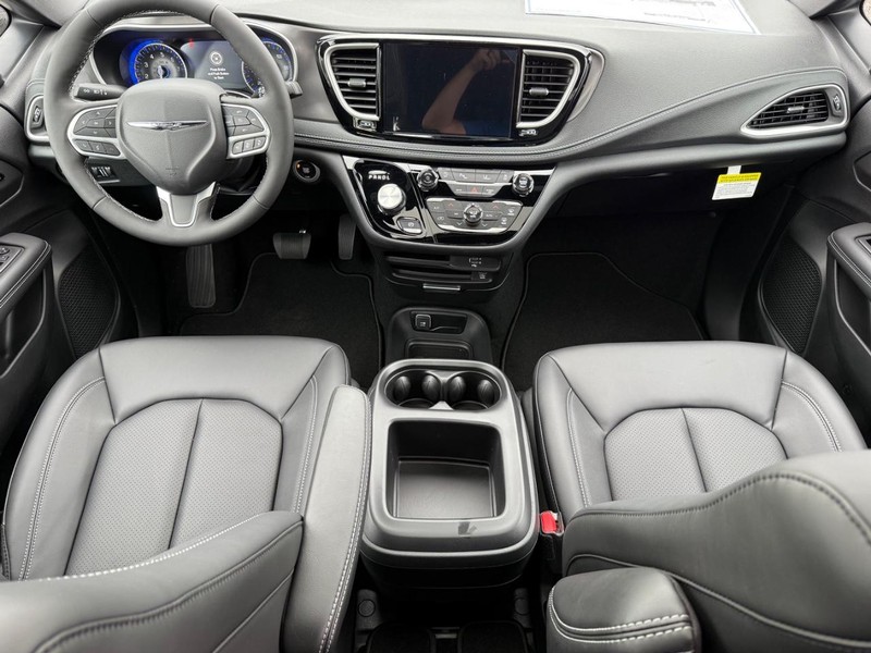 Chrysler Pacifica Vehicle Image 07