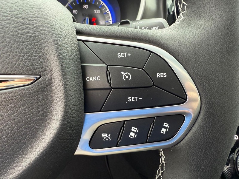 Chrysler Pacifica Vehicle Image 10