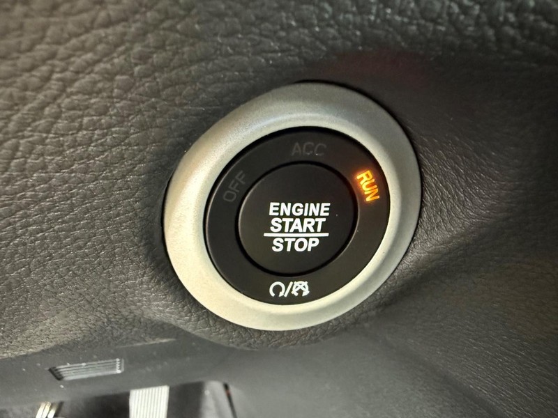 Chrysler Pacifica Vehicle Image 11