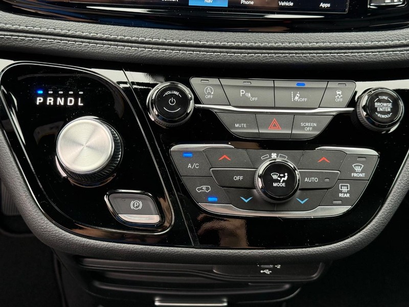 Chrysler Pacifica Vehicle Image 14