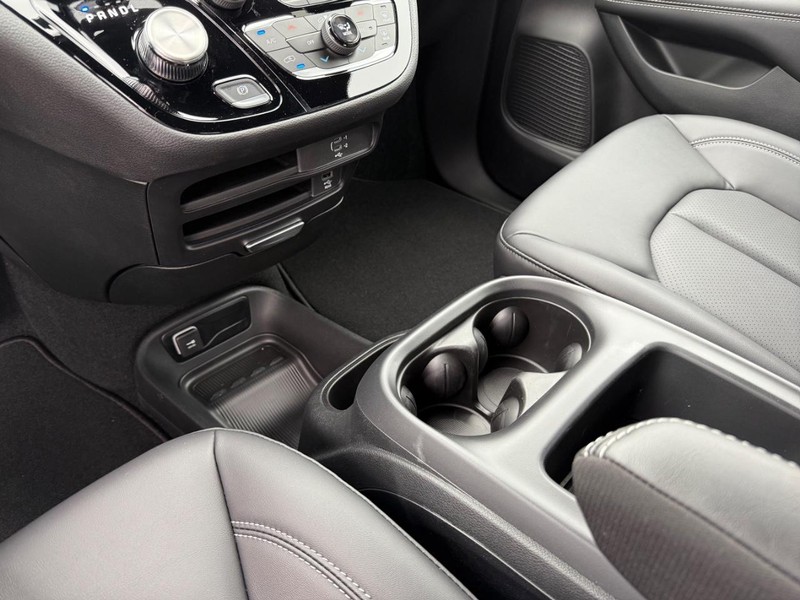 Chrysler Pacifica Vehicle Image 15