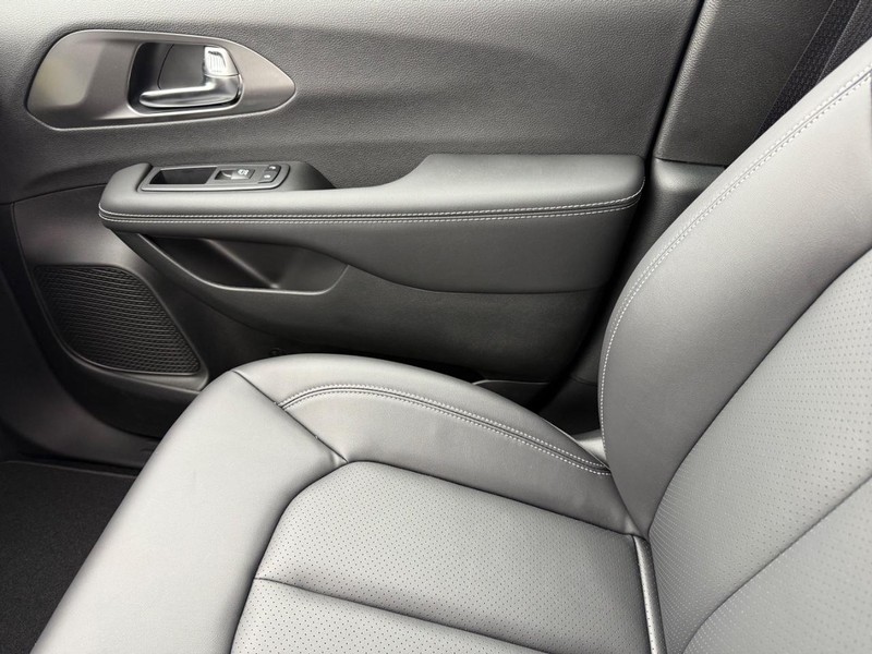 Chrysler Pacifica Vehicle Image 16