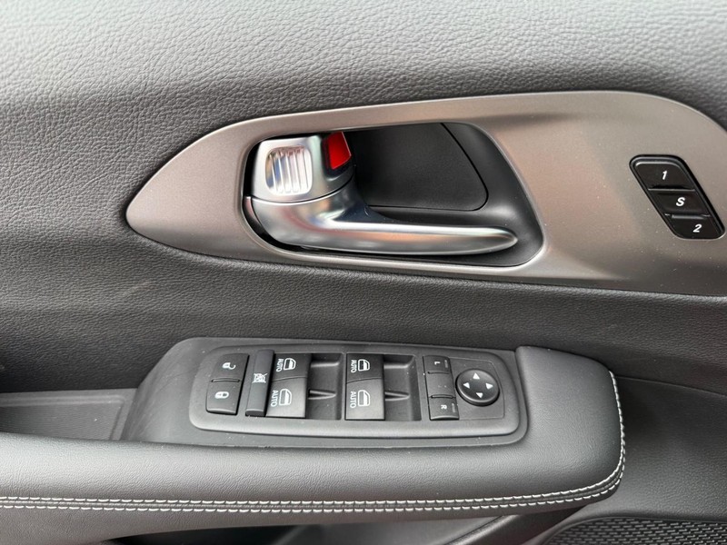 Chrysler Pacifica Vehicle Image 19