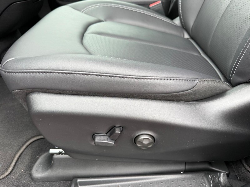 Chrysler Pacifica Vehicle Image 20