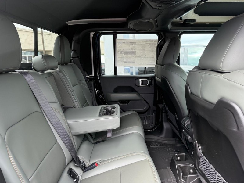 Jeep Gladiator Vehicle Image 04