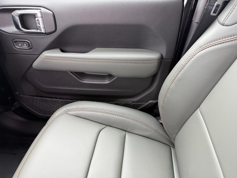 Jeep Gladiator Vehicle Image 15