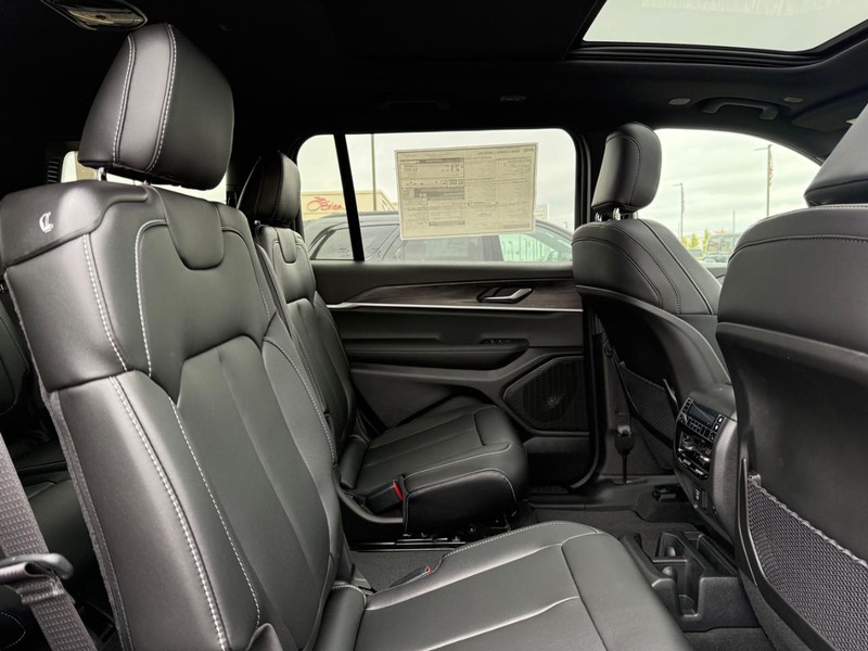 Jeep Grand Cherokee L Vehicle Image 04