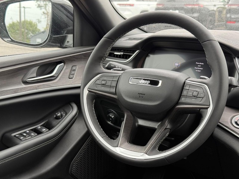 Jeep Grand Cherokee L Vehicle Image 08