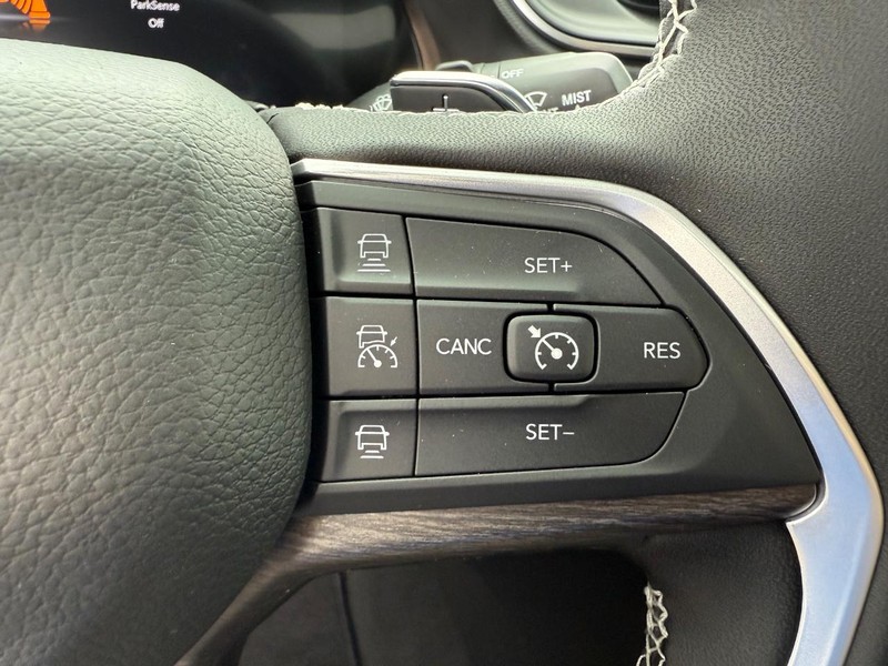 Jeep Grand Cherokee L Vehicle Image 10