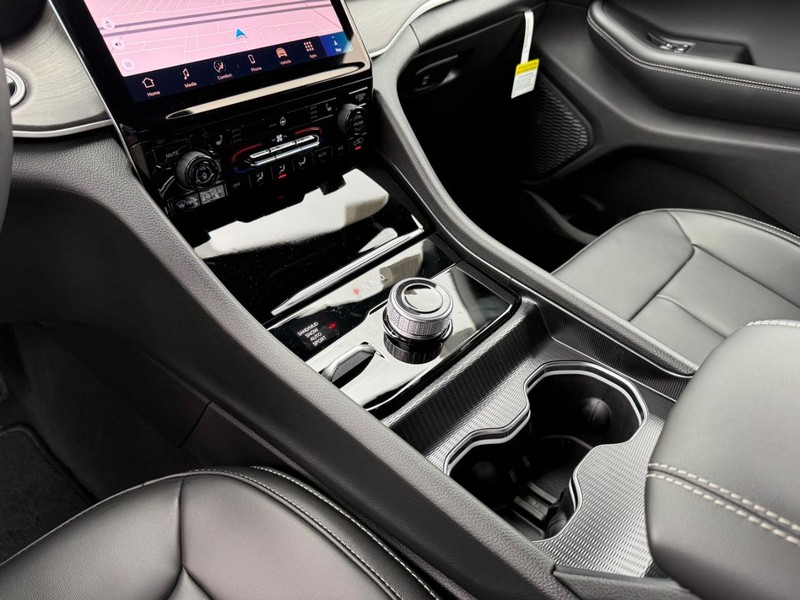 Jeep Grand Cherokee L Vehicle Image 16