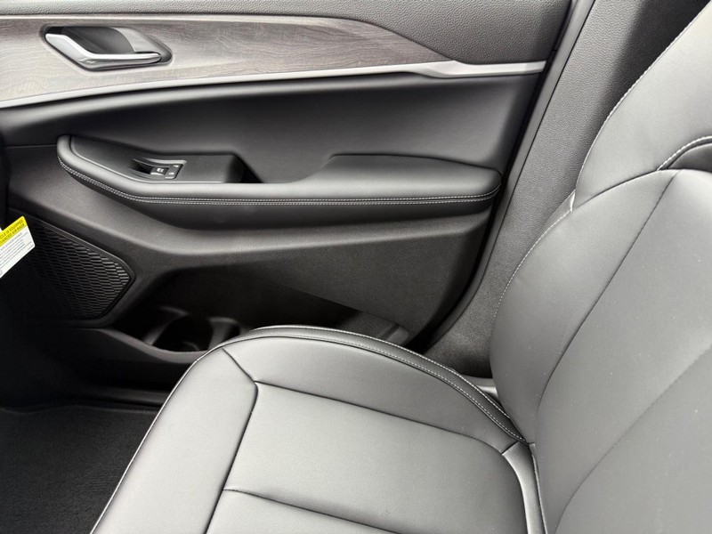 Jeep Grand Cherokee L Vehicle Image 17