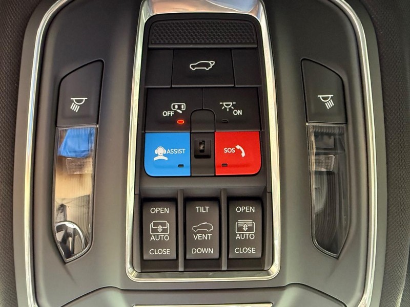 Jeep Grand Cherokee L Vehicle Image 18