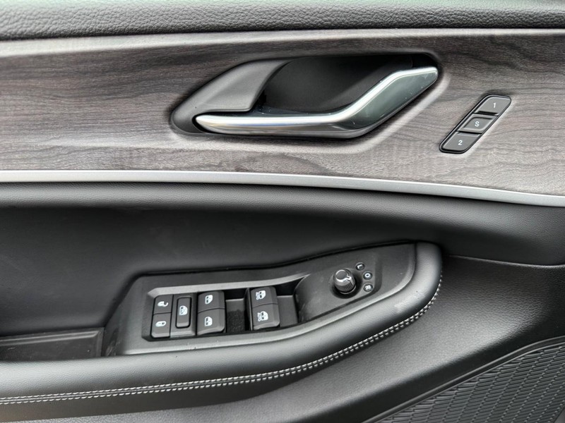 Jeep Grand Cherokee L Vehicle Image 21