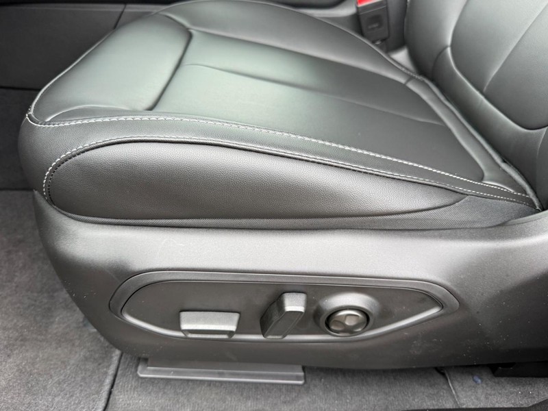 Jeep Grand Cherokee L Vehicle Image 22