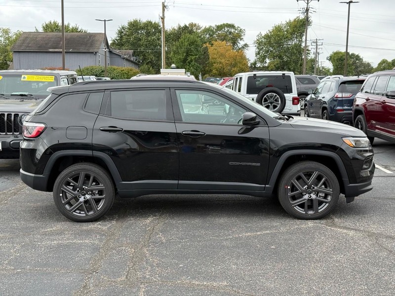 Jeep Compass Vehicle Image 02