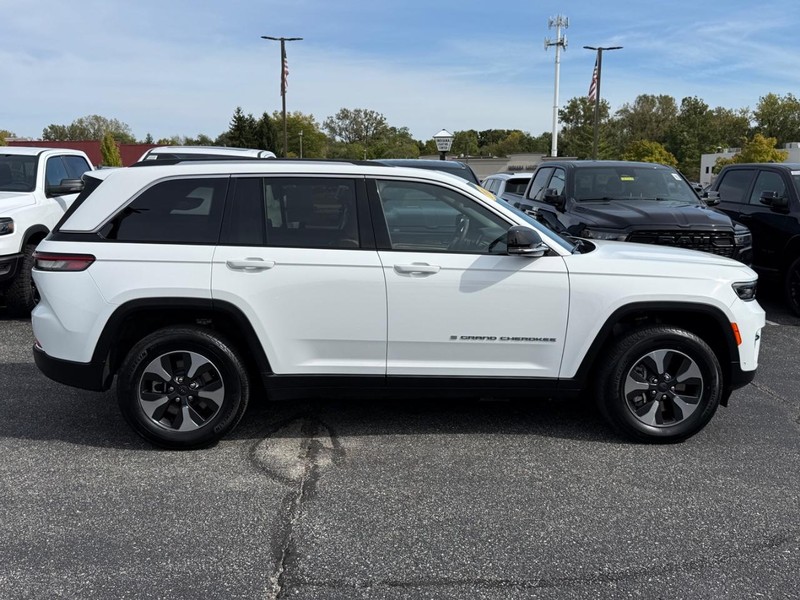 Jeep Grand Cherokee 4xe Vehicle Image 02