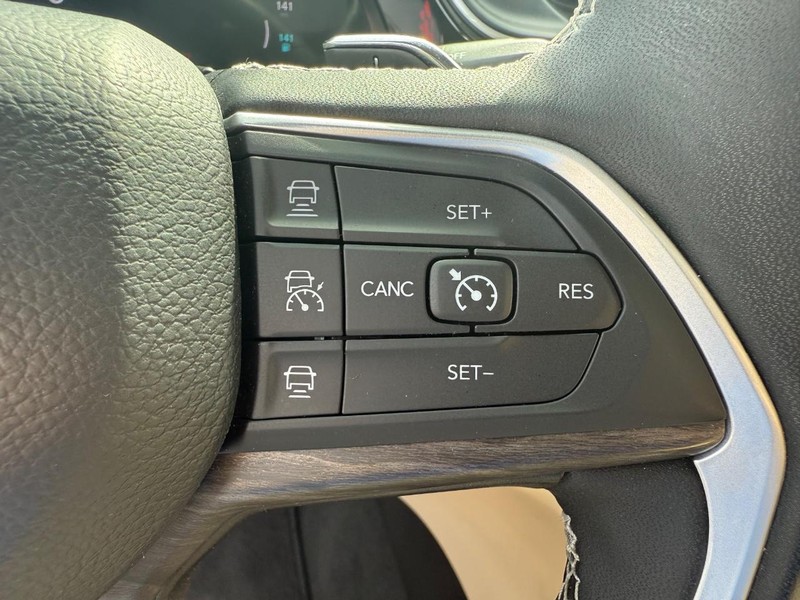 Jeep Grand Cherokee 4xe Vehicle Image 16