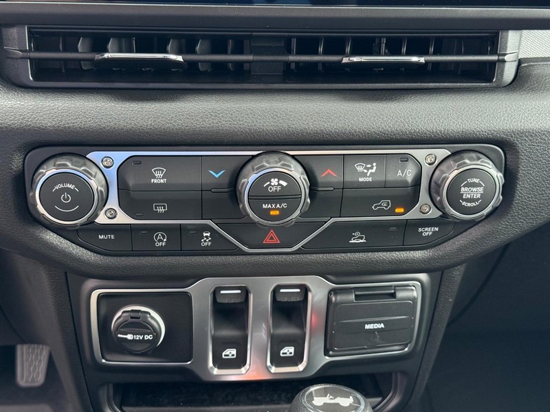 Jeep Wrangler Vehicle Image 12