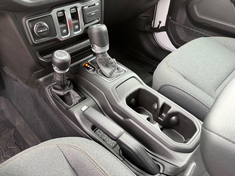 Jeep Wrangler Vehicle Image 13