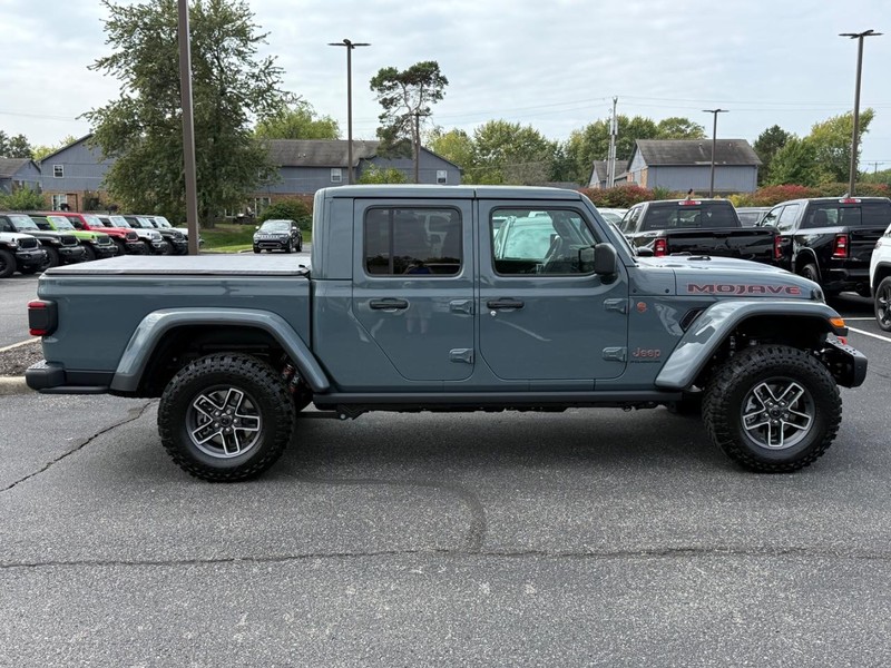 Jeep Gladiator Vehicle Image 02