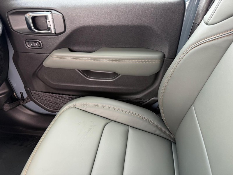 Jeep Gladiator Vehicle Image 15