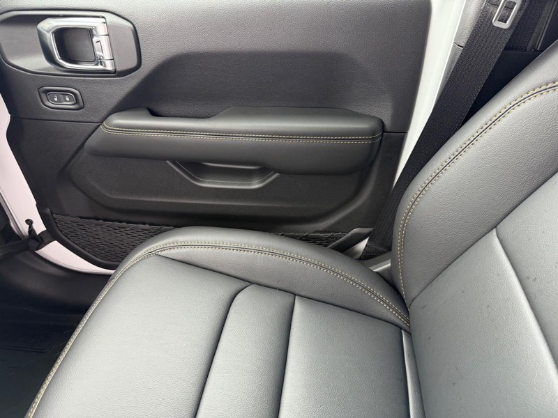 Jeep Wrangler Vehicle Image 16