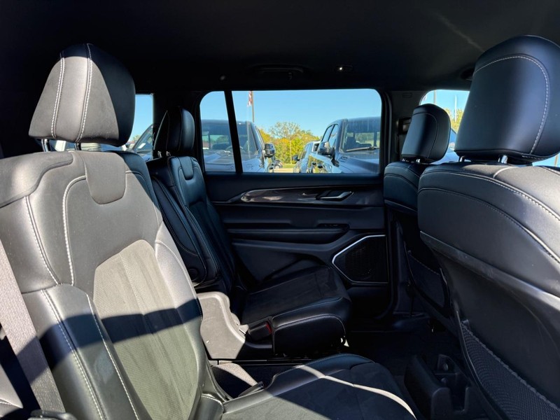 Jeep Grand Cherokee L Vehicle Image 11