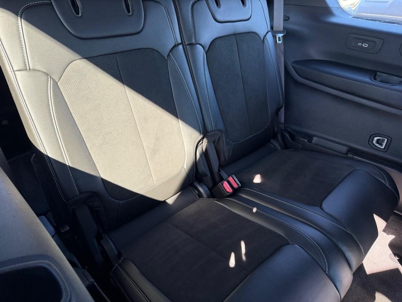 Jeep Grand Cherokee L Vehicle Image 12