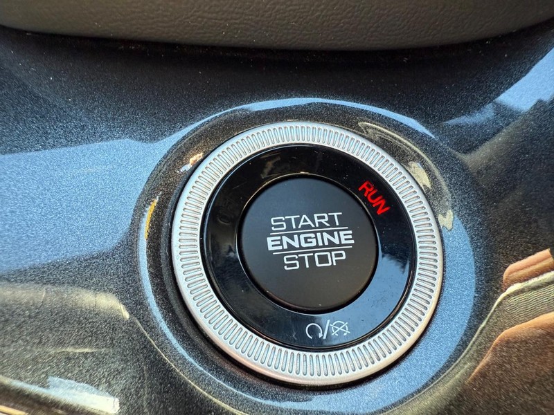 Jeep Grand Cherokee L Vehicle Image 17