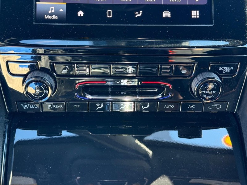 Jeep Grand Cherokee L Vehicle Image 21