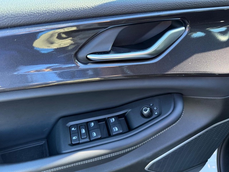 Jeep Grand Cherokee L Vehicle Image 26