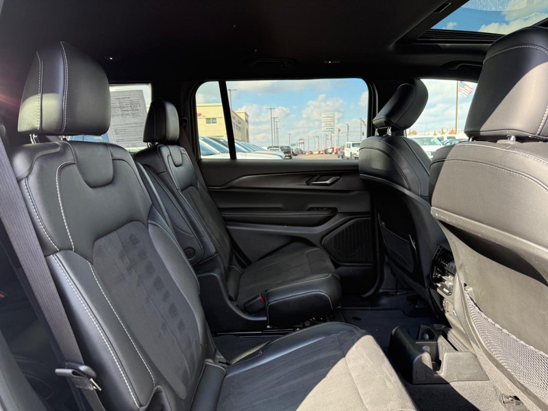 Jeep Grand Cherokee L Vehicle Image 11