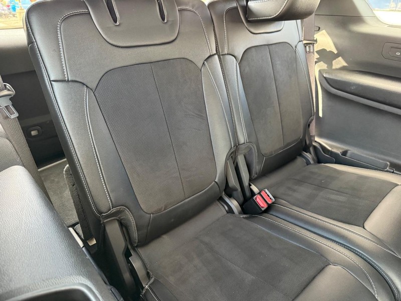 Jeep Grand Cherokee L Vehicle Image 12