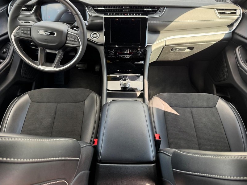 Jeep Grand Cherokee L Vehicle Image 14