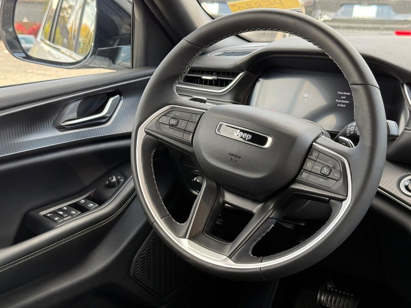 Jeep Grand Cherokee L Vehicle Image 15