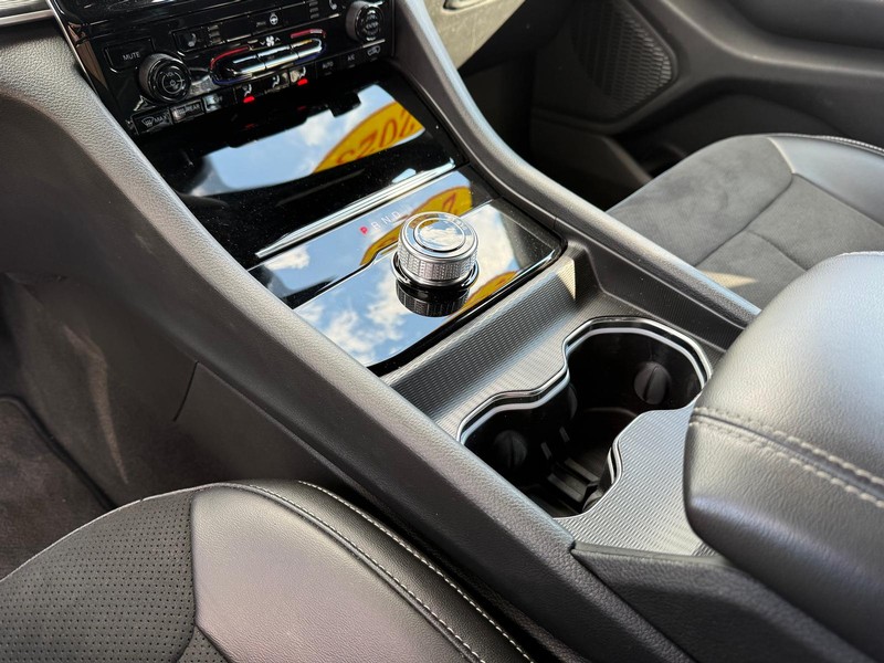 Jeep Grand Cherokee L Vehicle Image 23