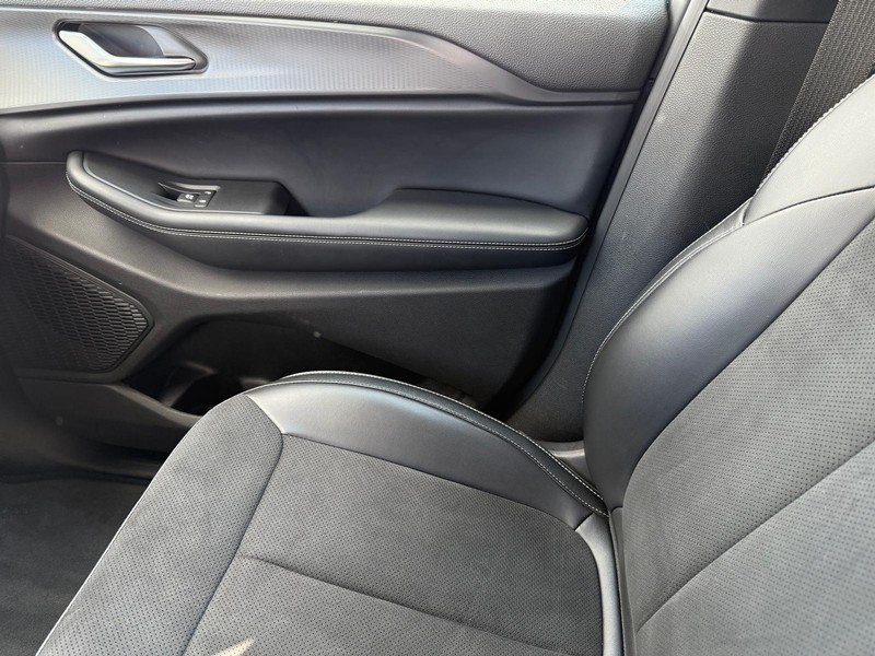 Jeep Grand Cherokee L Vehicle Image 24