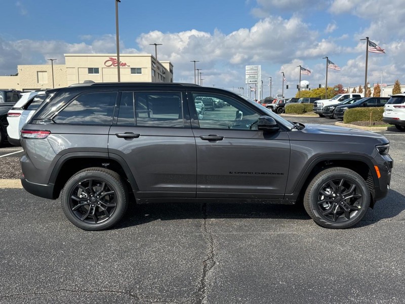 Jeep Grand Cherokee Vehicle Image 02