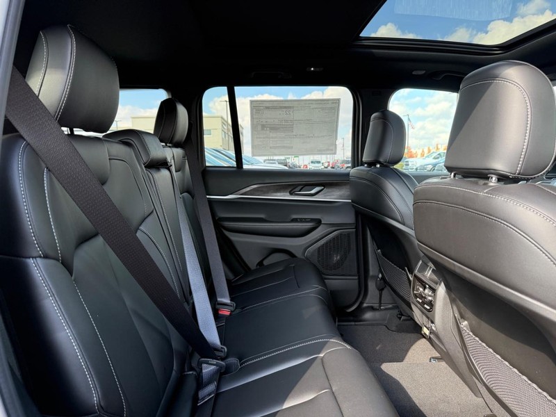 Jeep Grand Cherokee Vehicle Image 04