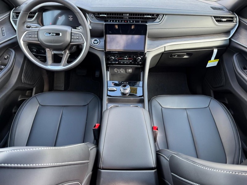 Jeep Grand Cherokee Vehicle Image 06