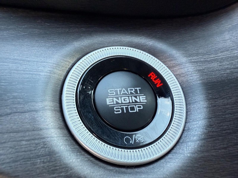 Jeep Grand Cherokee Vehicle Image 10