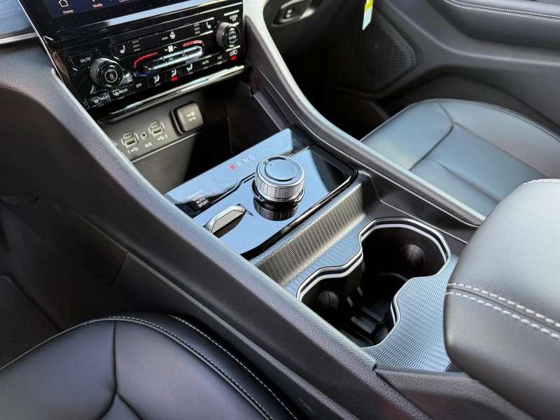 Jeep Grand Cherokee Vehicle Image 15