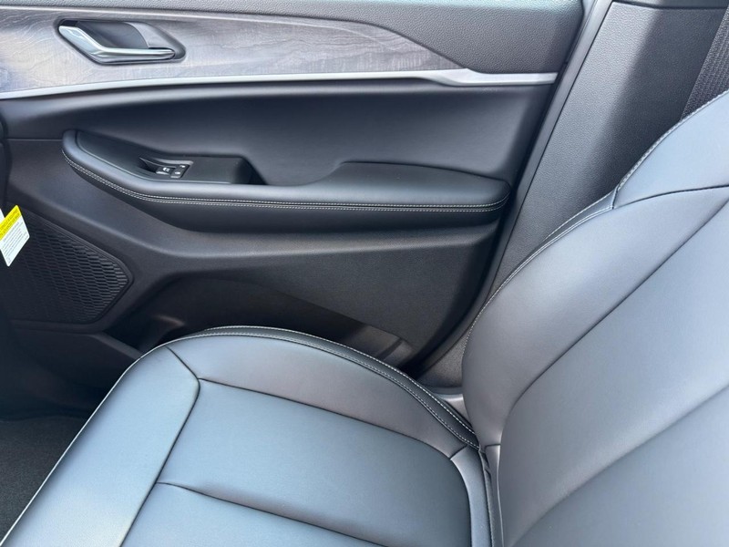 Jeep Grand Cherokee Vehicle Image 16