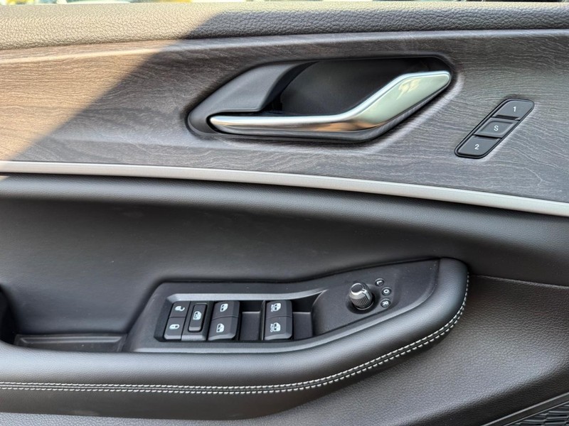 Jeep Grand Cherokee Vehicle Image 20