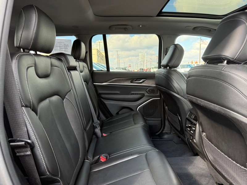 Jeep Grand Cherokee 4xe Vehicle Image 11