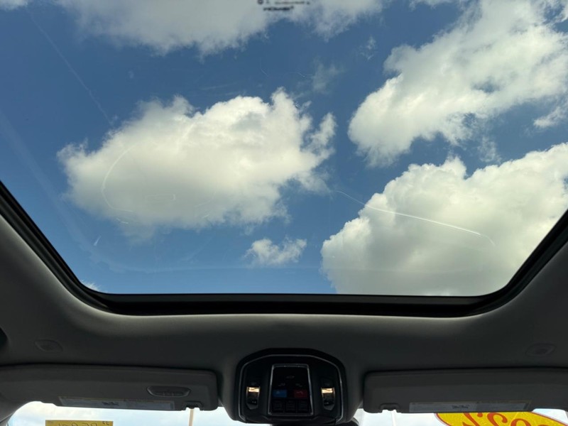 Jeep Grand Cherokee 4xe Vehicle Image 12