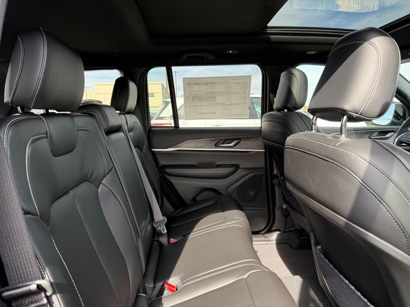 Jeep Grand Cherokee Vehicle Image 04